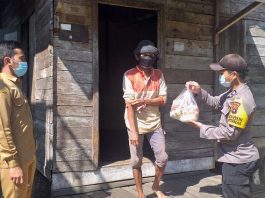 Polsek Pandawan Polres HST Bagikan Sembako, Ringankan Beban Terdampak Covid-19