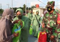 Para Istri Tentara Banjarmasin Bagikan Beras untuk Lansia di Kawasan Jembatan Bromo Mantuil