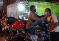 Sambil Operasi Yustisi PPKM Level IV, Polresta Banjarmasin Bagikan bagi Sembako