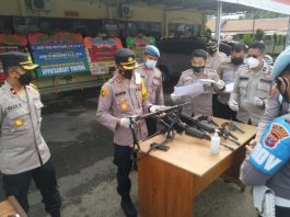 Kapolres Tabalong Cek Senjata Api Dipegang Anggota, Termasuk Surat-suratnya