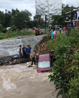 Mobil Sedan Tercebur Masuk Sungai di Jalan Sapta Marga Banjarbaru