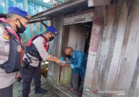 Satpolairud Banjarmasin Bawa Sembako Sisir Warga di Bantaran Sungai