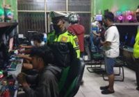 Tegakkan PPKM Level IV, Personel Polres Banjarbaru Sisir Warnet