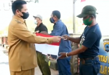 Wali Kota Ibnu Sina Bagikan Bendera Merah Putih kepada Pengemudi Kelotok