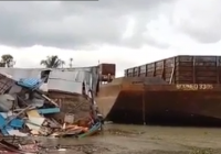 Detik-detik Tongkang Batu Bara Hantam Rumah Warga di Sungai Salai Hilir Tapin