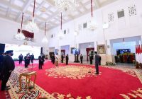 Jokowi Beri Tanda Kehormatan Tenaga Medis Covid-19 yang Gugur, Artidjo Alkostar Dapat Bintang Jasa