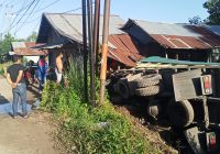 Truk Terguling Seruduk Bangunan Kayu di Jalan Trikora Banjarbaru