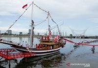 Bendera Merah Putih Sepanjang 1 Kilometer Dibentangkan di Kapal Pinisi
