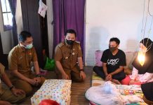 Wali Kota Banjarmasin Berikan Bantuan Untuk Bayi Kembar Prematur di Pekapuran