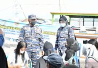 Lanal Banjarmasin Gelar Serbuan Vaksin di Dermaga Pelelangan Ikan Banjar Raya