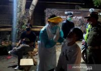 Asyik Nongkrong, Sejumlah Pemuda Langsung Dites Swab Satgas Covid-19 Tapin