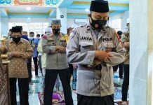 Salut, Anggota Polresta Banjarmasin Ini Jadi Khatib Sekaligus Imam Shalat Jumat