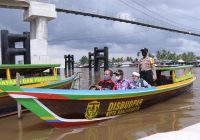 Wakil Wali Kota Serahkan Kelotok untuk Pokdarwis Mantuil di Taman Jembatan Bromo