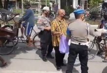 Personel Polsek Banjarmasin Utara Turun ke Jalan Bagikan Nasi