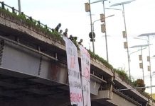Pagi-pagi Aktivis FRI Bentangkan Spanduk di Flyover Banjarmasin, Kritik Politisi dan Penanganan Covid-19