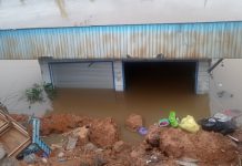 Warung di Antasan Senor Kabupaten Banjar Amblas Masuk Sungai Martapura