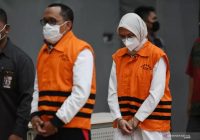 Bupati Probolinggo Puput Tantriana dan Suami Diborgol,  Kenakan Rompi Tahanan KPK