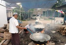 Peringati Hari Asyura 10 Muharram 1443 Hijriyah/19 Agustus 2021, Kesultanan Banjar Memasak dan Berbagi Bubur Asyura ke Anak-anak Yatim Piatu