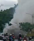 Kepulan Asap Tebal dari Truk Dekat Pom Bensin Masjid Raya Sabilal Muhtadin Banjarmasin Sedot Perhatian Warga