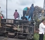 BREAKING NEWS : Mobil Angkut Tahanan Terbalik di Sungai Rasau Barito Kuala