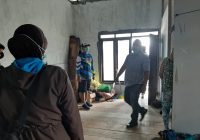 BREAKING NEWS : Seorang Perempun ditemukan Posisi Menggantung
