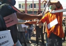 Rekonstruksi Pembunuhan di Pelambuan, Adegan 20 Korban Ditusuk di Dada Kiri