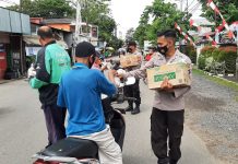Polsek Banjarmasin Barat Gelar Operasi Yustisi Masker dan Bagi Nasi Bungkus