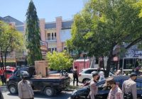 Pria Beransel Sujud, Tarik Perhatian Pengguna Jalan Hasan Basri Kayutangi Banjarmasin