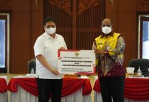 Airlangga Hartanto Serahkan Sejumlah Bantuan Penanganan Covid-19 di Kalsel