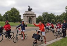 Peringati HUT ke 76 RI, WNI di Inggris Gowes Keliling London Pakai Baju Adat Nusantara
