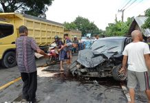 Kecelakaan R4 vs R2 di Tambak Anyar Ilir Martapura, Korban 3 Orang, Bagian Depan Mobil Hancur