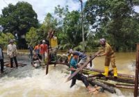 Masih Kenakan Baju Dinas, Camat Kusan Hulu Ikut Kerjakan Jembatan Darurat di Lokasi Banjir