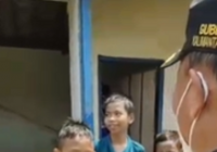 Gubernur Sugianto Sabran Bagikan Uang Ratusan Ribu Per Orang di Lokasi Banjir