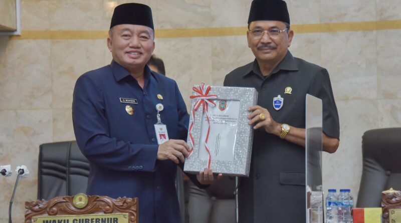 09092021_Ketua DPRD Kalsel, H Supian HK, dan Wakil Gubernur H Muhidin. (Humas)