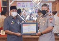 Ketua DPRD Kalsel Beri Penghargaan Wadir Polrair Polda Kalsel dan Dua Kapolres
