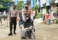 Perwira Polisi Ini Sigap Dorong Kursi Roda Lansia Peserta Vaksinasi di Universitas Muhammadiyah Banjarmasin