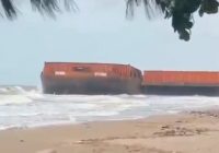 Angin Kencang, Dua Tongkang Terseret ke Bibir Pantai Asmara