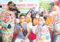 Sambil Gowes Wali Kota Ibnu Sina dan Wawali Hadiri Vaksinasi Massal di Pulau Biuku