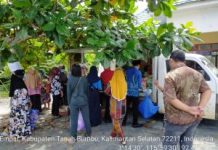 Warga Antusias Belanja di Mobil Toko Keliling Dinas Ketahanan Pangan Tanah Bumbu