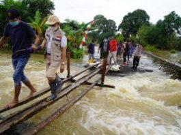 Sekda Kabupaten Tanah Bumbu H Ambo Sakka Tinjau Desa Lasung Terdampak Banjir, Minta Jalan Putus Segera Diperbaiki