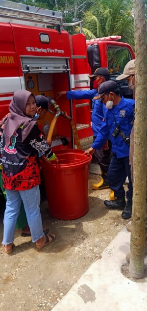 Relawan Gabungan Salurkan Air Bersih Bagi Korban Banjir di Beberapa Desa di Ampah