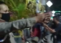 Warga Bertepuk Tangan Saat Mobil KPK Keluar dari Kediaman Bupati HSU Abdul Wahid HK