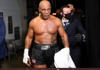 Mike Tyson Tampar Wajah Jake Paul Saat Sesi Timbang Badan MMA