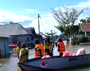 Tim Rescue Kerukunan BPK HSS Bantu Evakuasi Korban Terdampak Banjir Kereng Pangi Kalimantan Tengah