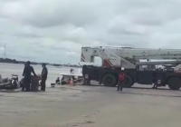 Proses Evakuasi Truk Tercebur di Sungai Barito Gunakan Crane, Berikut Identitas Korban Tenggelam