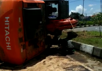 Truk Fuso Tabrak Median Jalan Trikora, Eksavatornya Terbalik