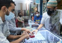 Sandiaga Uno Bawa Pulang Gelang Fukaha dan Kopiah Jangang Sebagai Oleh-oleh