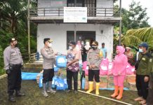 Banjir Tanah Laut, Polres Serahkan Bantuan Kepada Korban Terdampak