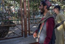 Setahun Kuasai Afghanistan, Kini Anggota Taliban Ramai-ramai Tukar Senjata Demi Buku Pelajaran