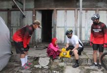 Kapolres Seruyan Gowes Sambil Patroli Wilayah dan Bagikan Sembako